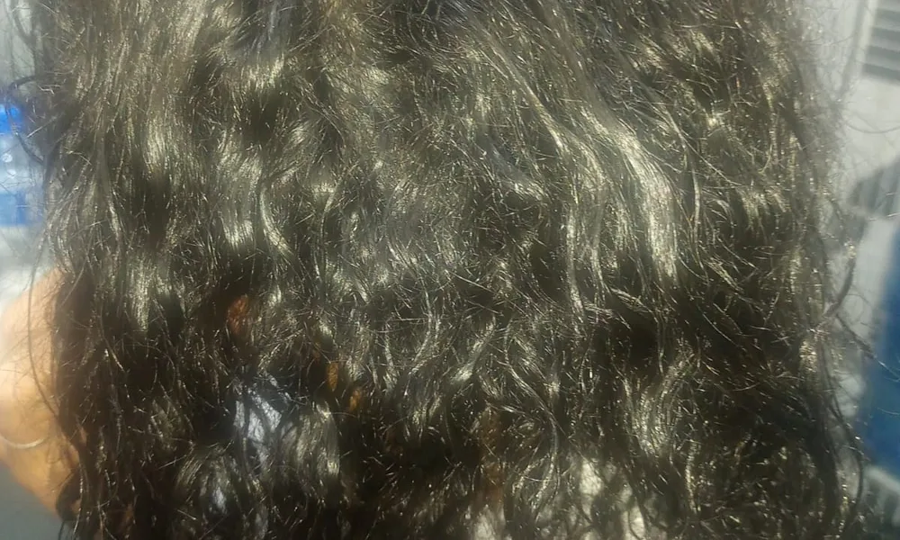 Antes e depois de cabelo crespo e volumoso transformado em liso espelhado fluido com Havana Vegetal