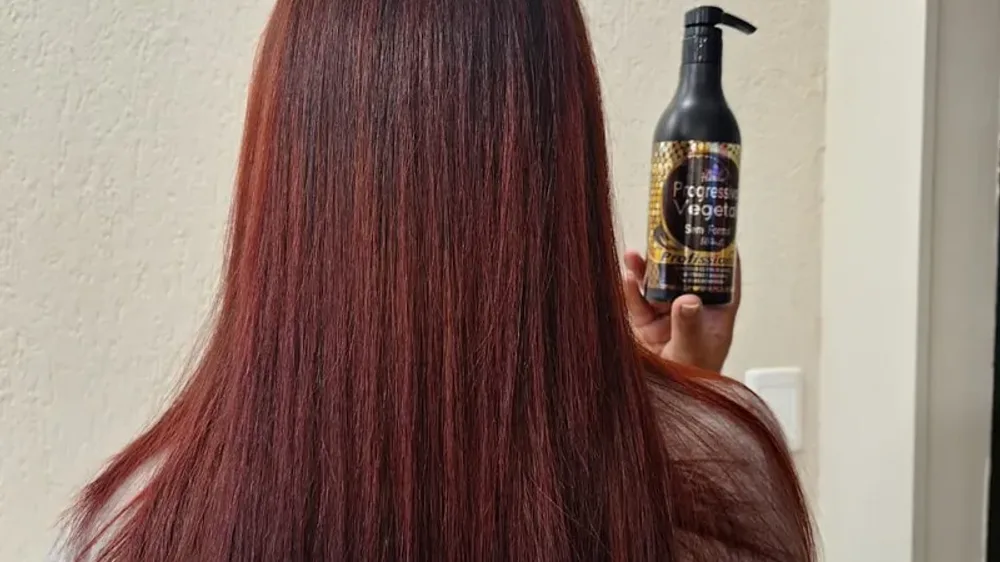Mulher elegante com raiz perfeitamente lisa e sedosa após alinhamento botânico